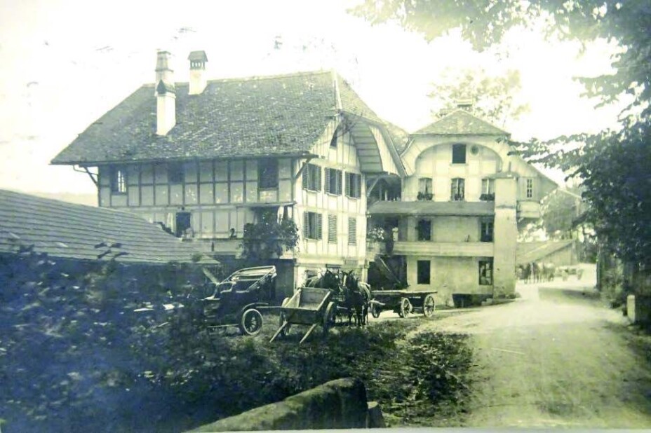 Foto von 1923: die Säge, das Stöckli und die Kundenmühle – rechts im Hintergrund sind der Nordteil des Lumpenschuppens und am rechten Bildrand die Mühlenscheune erkennbar. (Familienarchiv Reinhard)