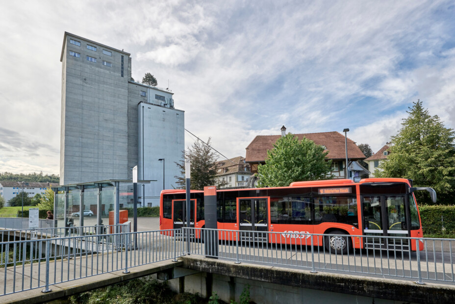 Bestens erschlossen: Das Areal liegt direkt am ÖV-Knoten Bahnhof Bolligen.